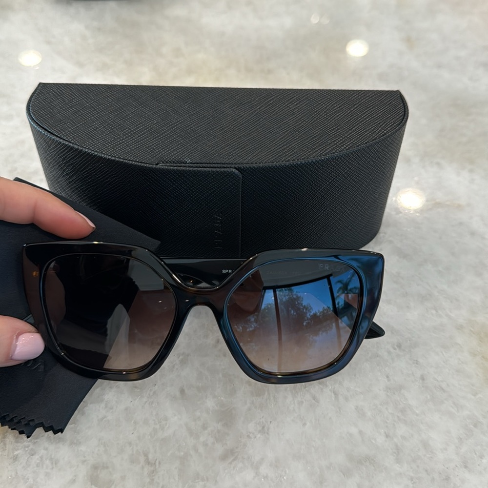 Prada Women’s sunglasses Frame Color: Havana
Lens Color: Brown Gradient - Picture 2 of 3